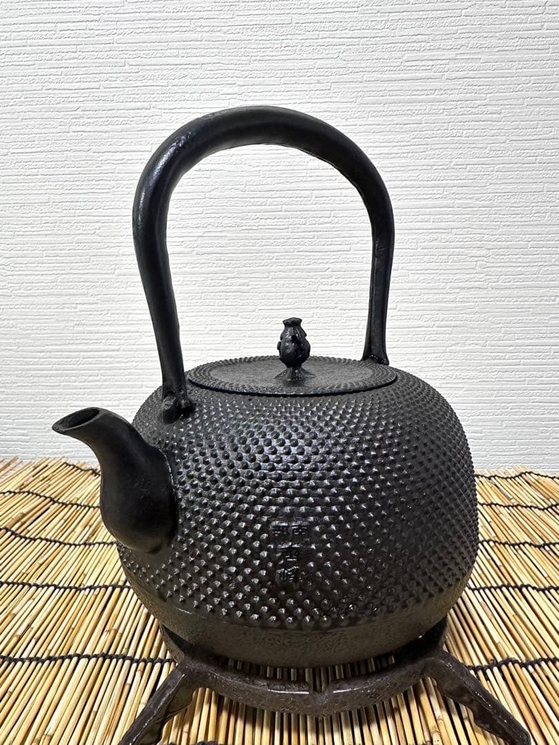 未使用品、付属品付　南部成龍堂鋳造所　伝統工芸士及川光正(齋峰)１８型　南部鉄瓶