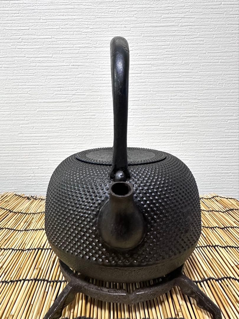 未使用品、付属品付　南部成龍堂鋳造所　伝統工芸士及川光正(齋峰)１８型　南部鉄瓶