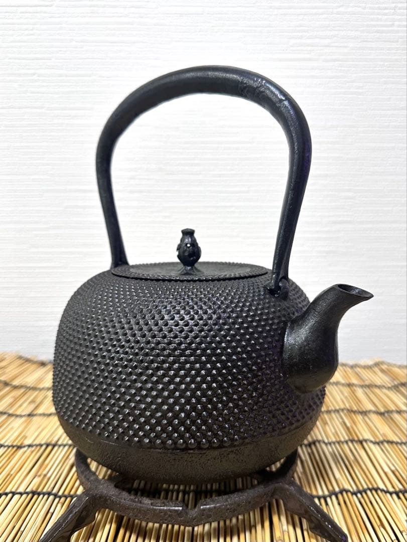 未使用品、付属品付　南部成龍堂鋳造所　伝統工芸士及川光正(齋峰)１８型　南部鉄瓶