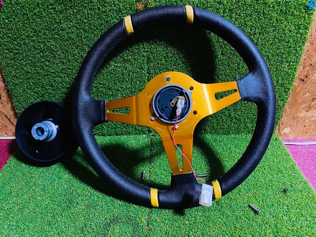 MOMO ステアリング 黒・オレンジ