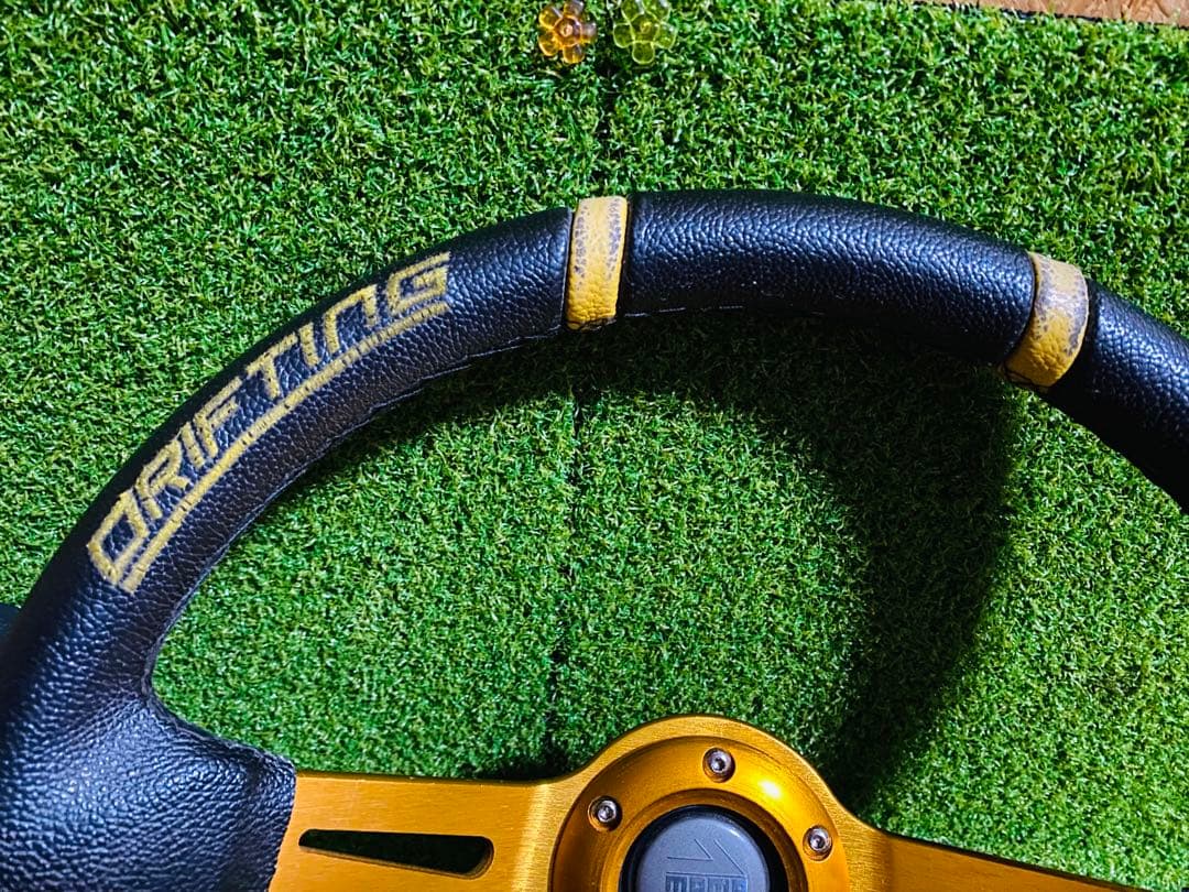 MOMO ステアリング 黒・オレンジ