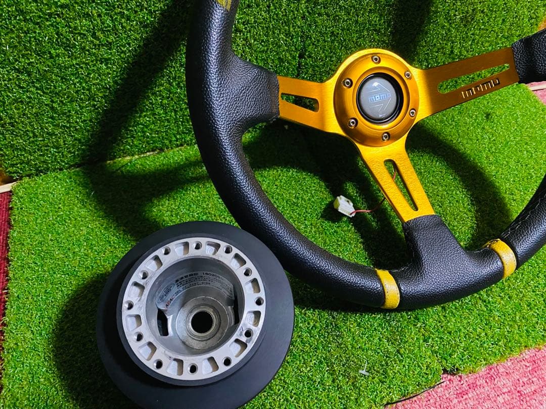 MOMO ステアリング 黒・オレンジ