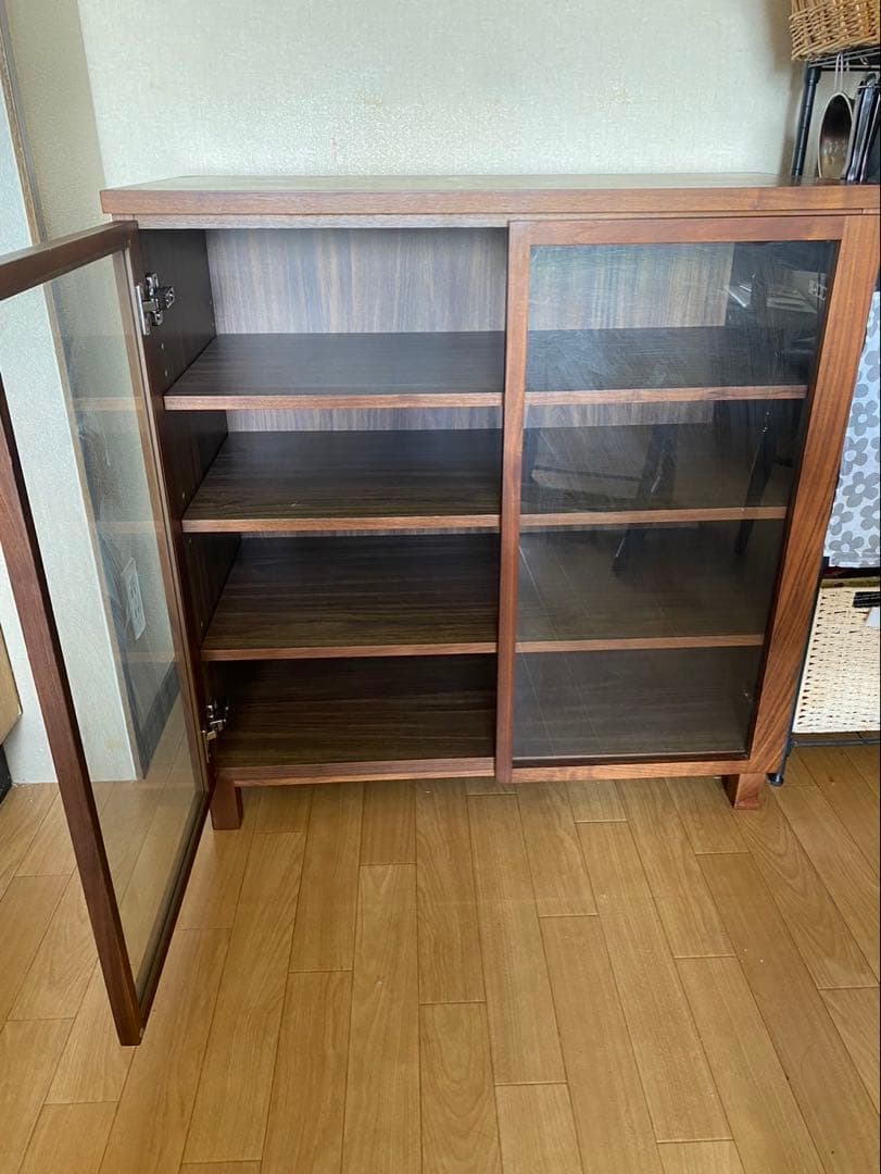 無印 木製キャビネット ガラス扉　ウォールナット材