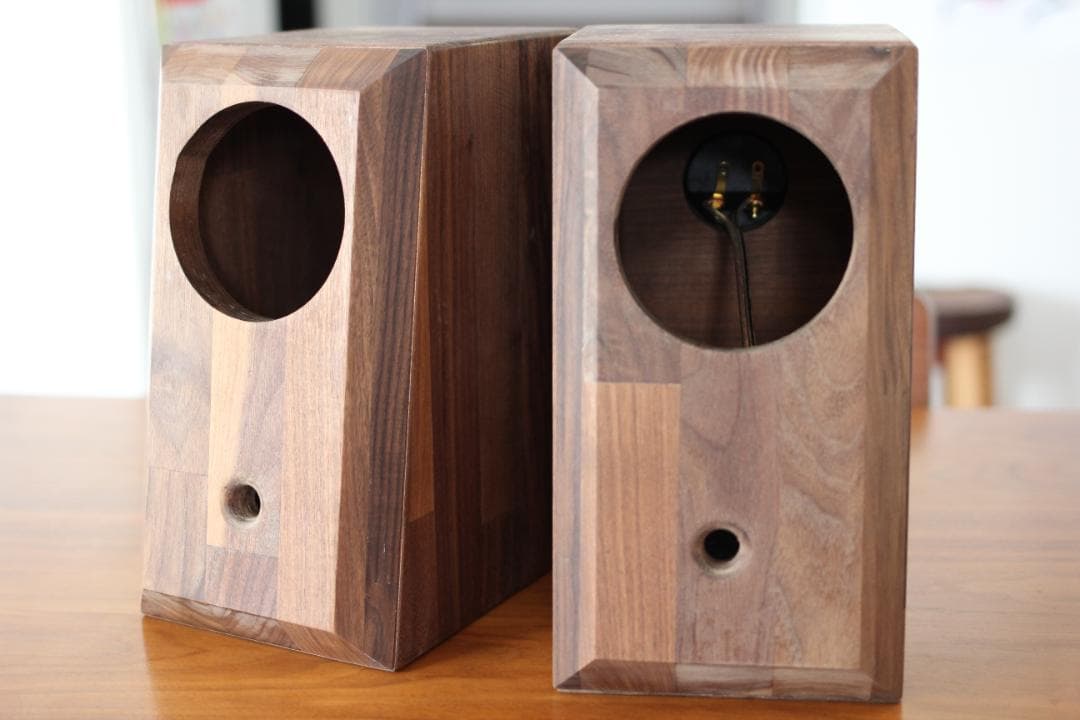 ウォルナット材から生まれたハンドメイドスピーカーセット