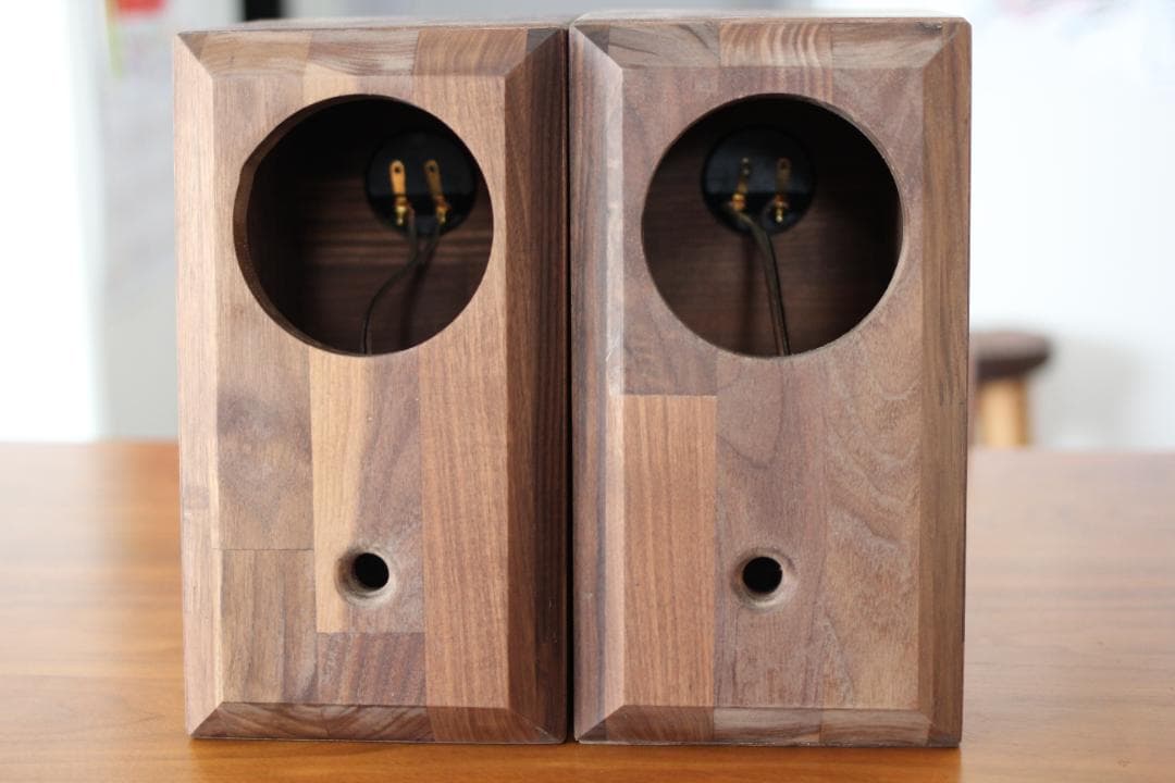 ウォルナット材から生まれたハンドメイドスピーカーセット