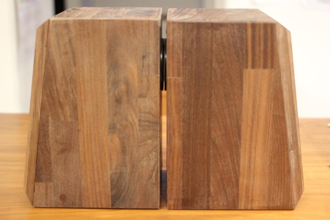 ウォルナット材から生まれたハンドメイドスピーカーセット