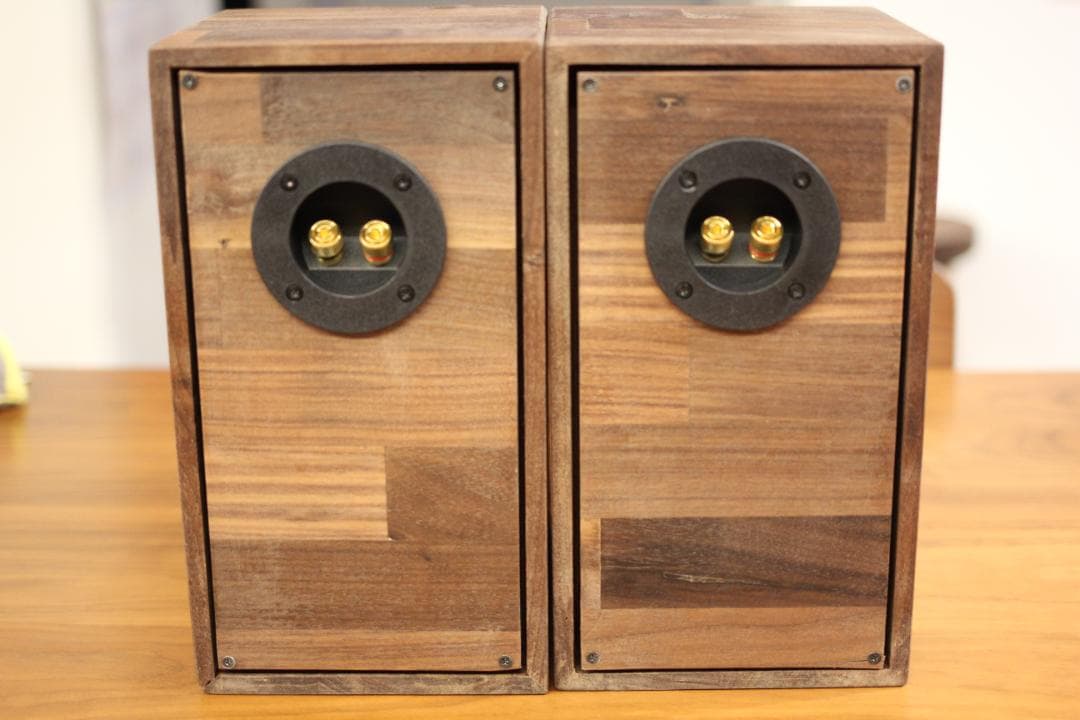 ウォルナット材から生まれたハンドメイドスピーカーセット