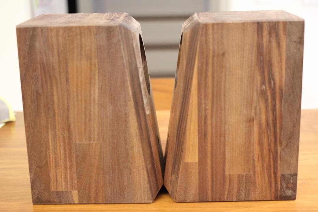 ウォルナット材から生まれたハンドメイドスピーカーセット