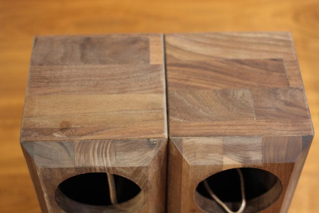 ウォルナット材から生まれたハンドメイドスピーカーセット