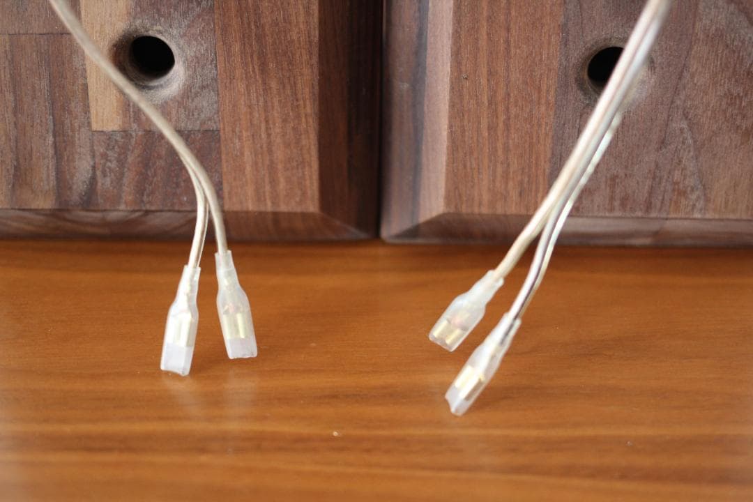 ウォルナット材から生まれたハンドメイドスピーカーセット