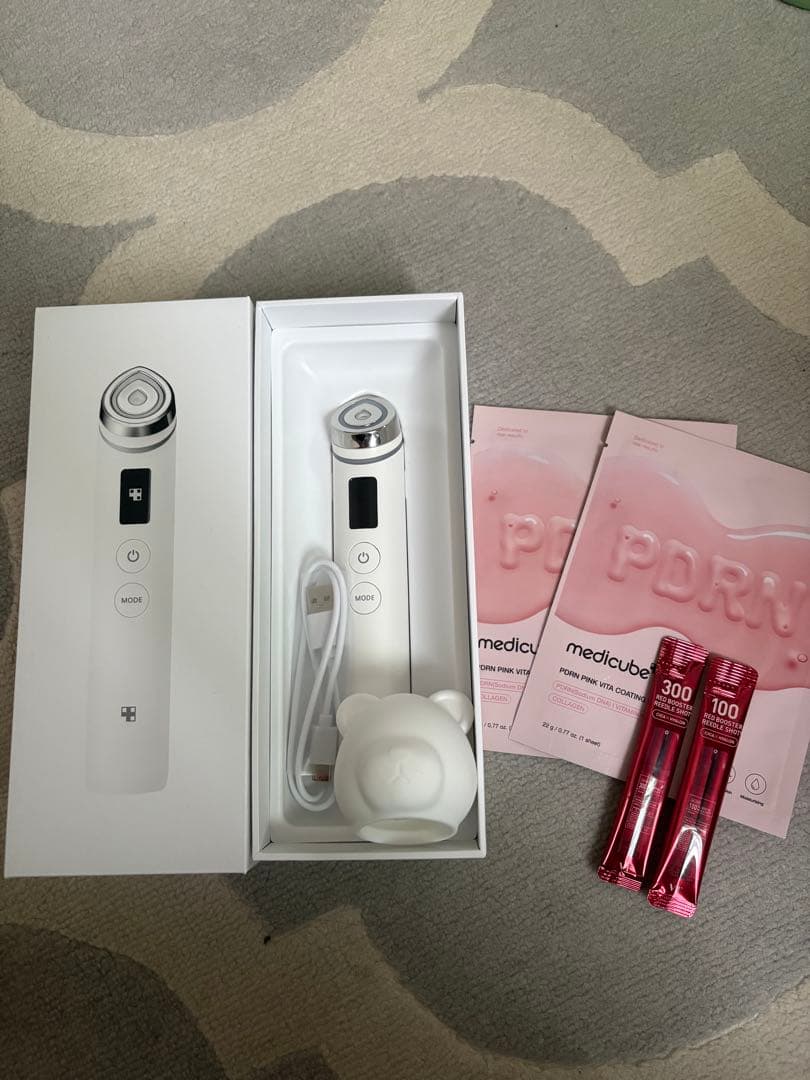 medicube 美顔器 プロ　ホワイト　 充電器、ケース、パック等付き