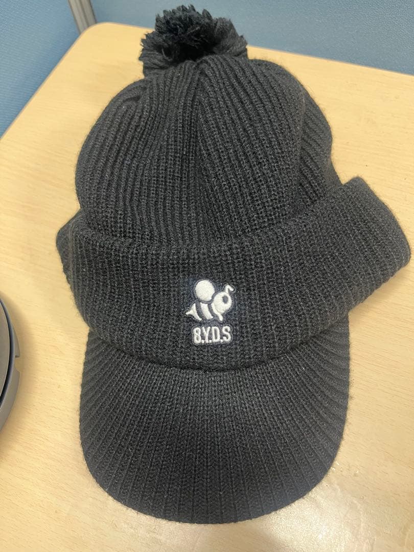 8Y.D.S. ポンポン付きニットキャップ 黒