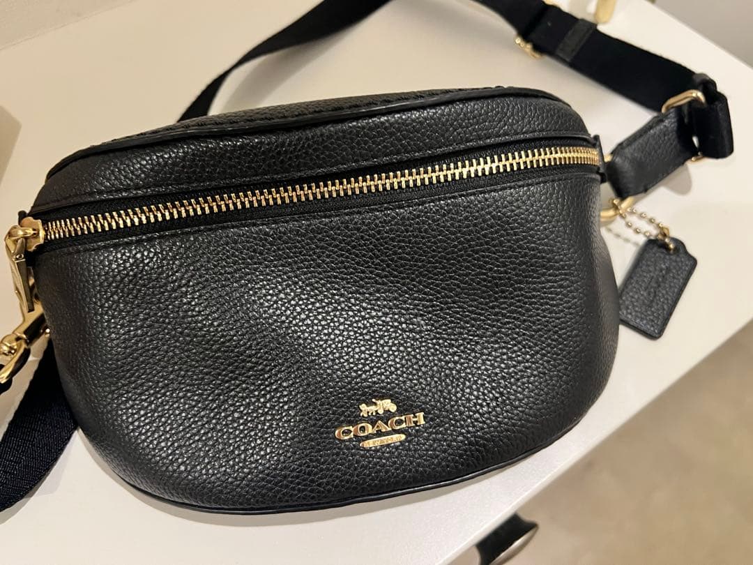 COACH ブラック ボディバッグ　レディース