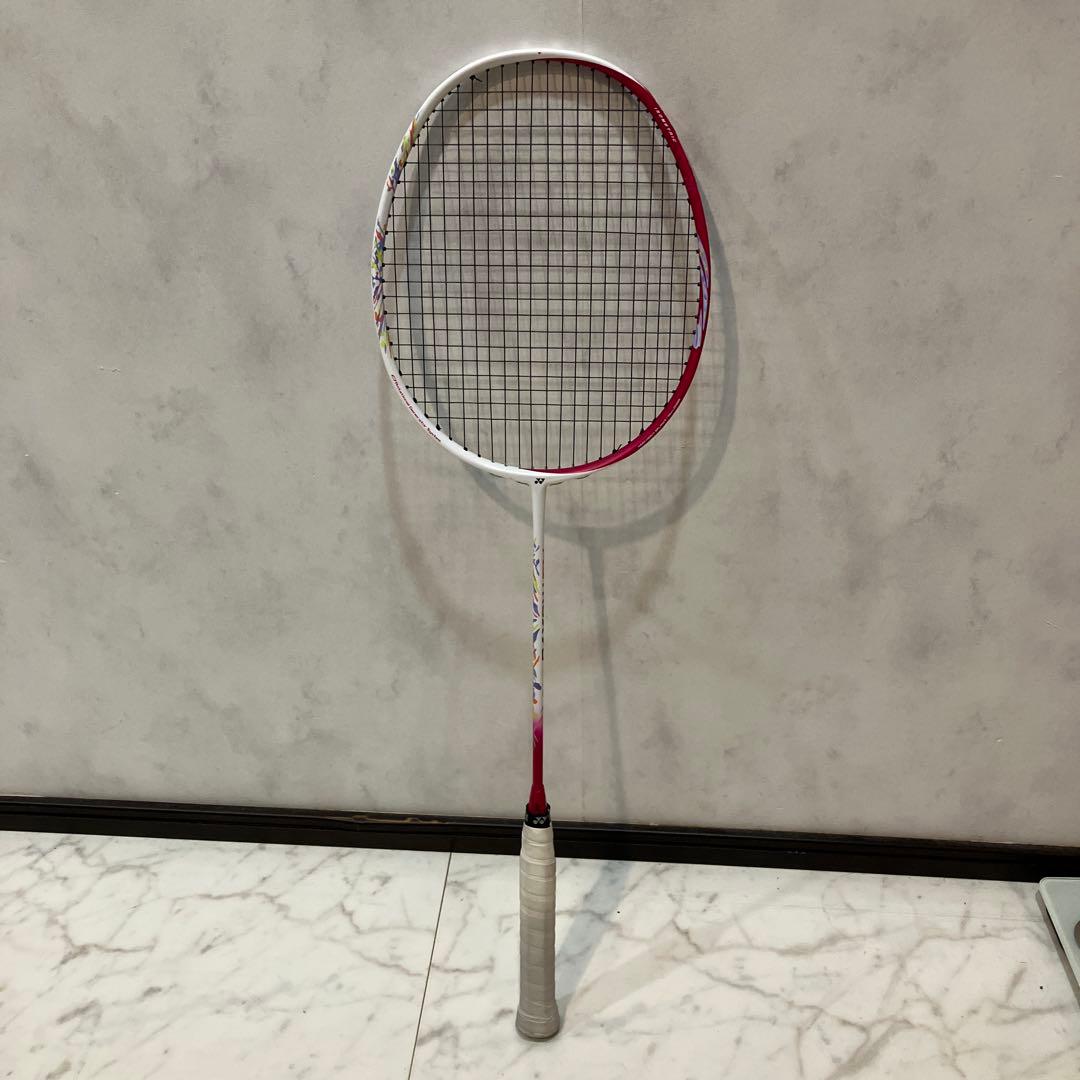 国内限定カラー YONEX アストロクス70 4U6 バドミントン　マゼンタ