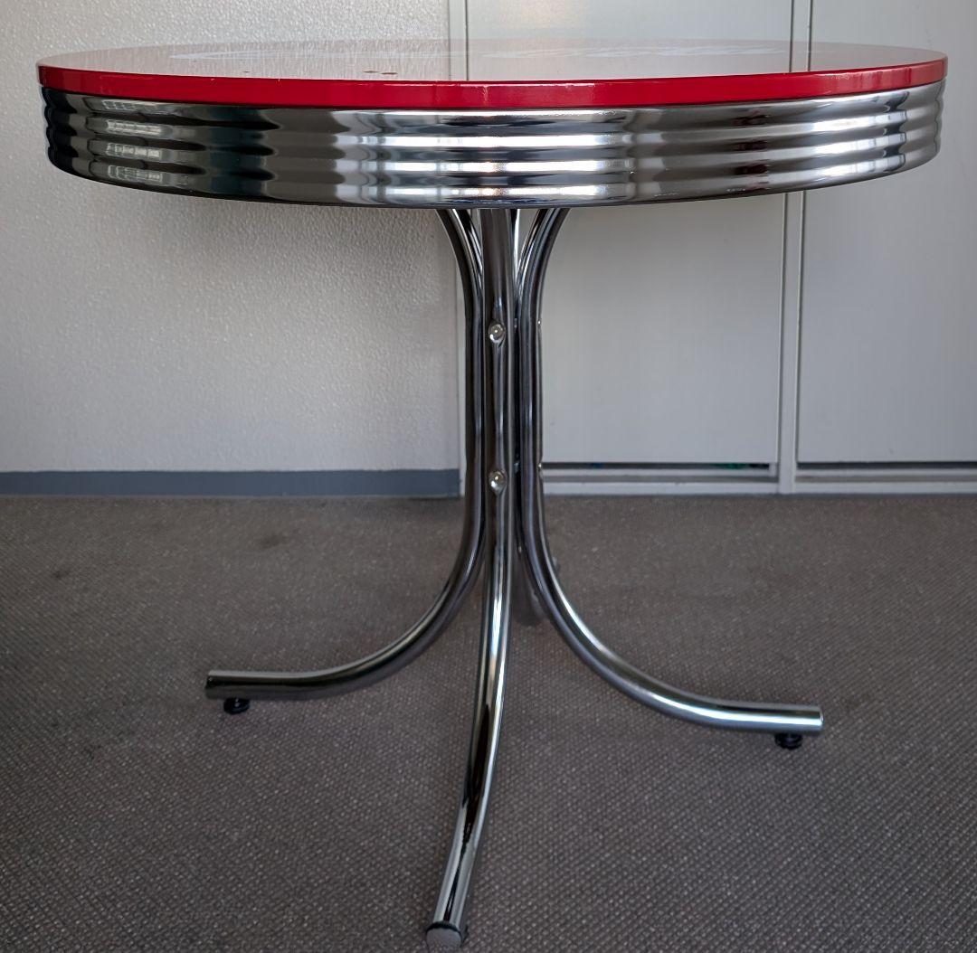 Coca-Cola ロゴ入り円形テーブル