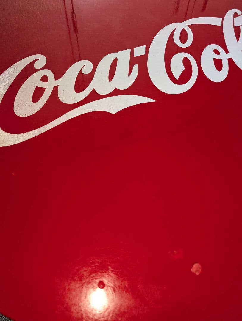 Coca-Cola ロゴ入り円形テーブル