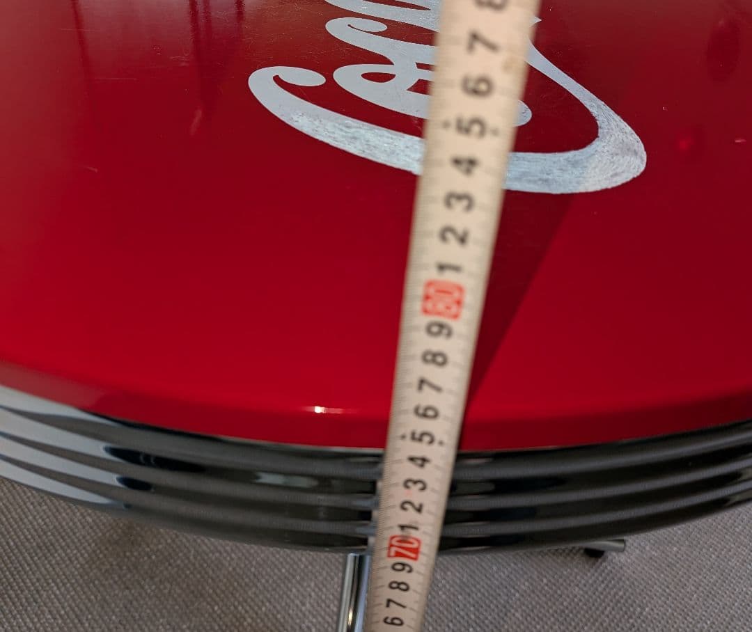 Coca-Cola ロゴ入り円形テーブル