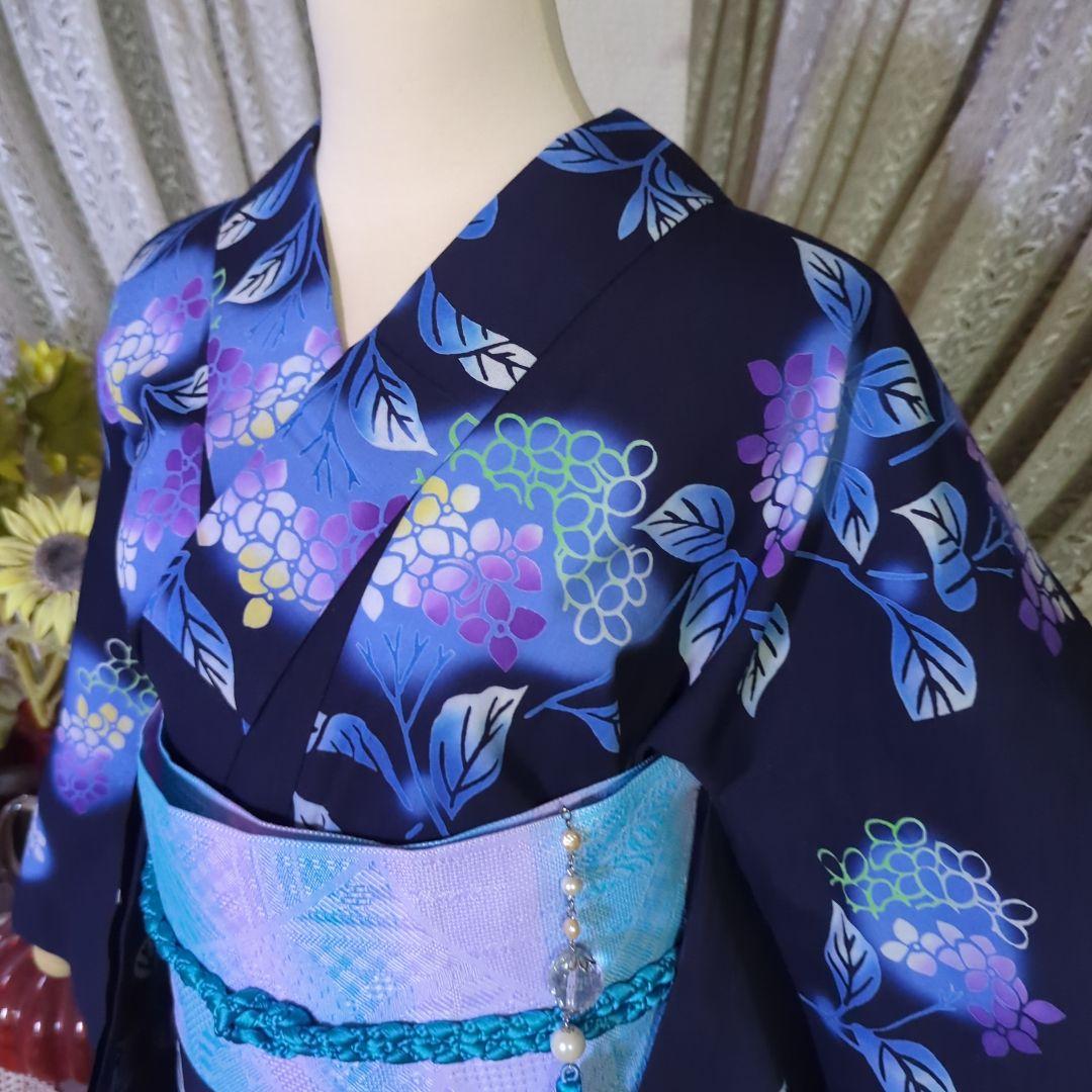 紺の地に、薄紫の紫陽花がほんのりと浮き立つ美しい注染めの浴衣です