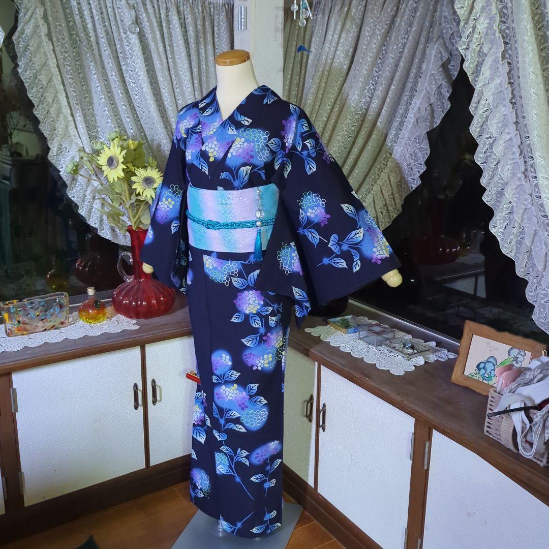 紺の地に、薄紫の紫陽花がほんのりと浮き立つ美しい注染めの浴衣です