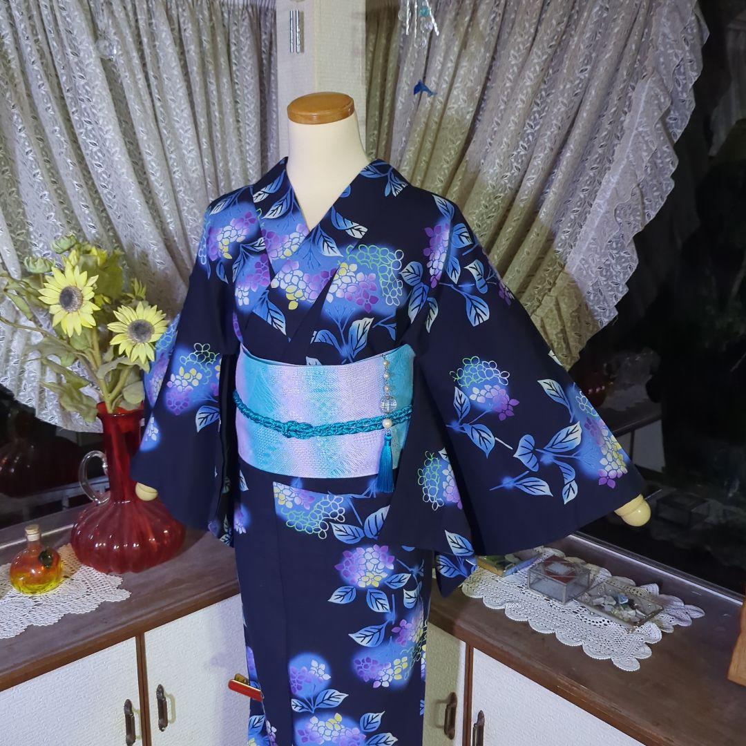 紺の地に、薄紫の紫陽花がほんのりと浮き立つ美しい注染めの浴衣です