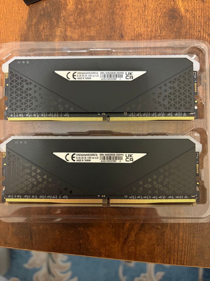 メモリー CORSAIR VENGEANCE RGB RS DDR4 16GB