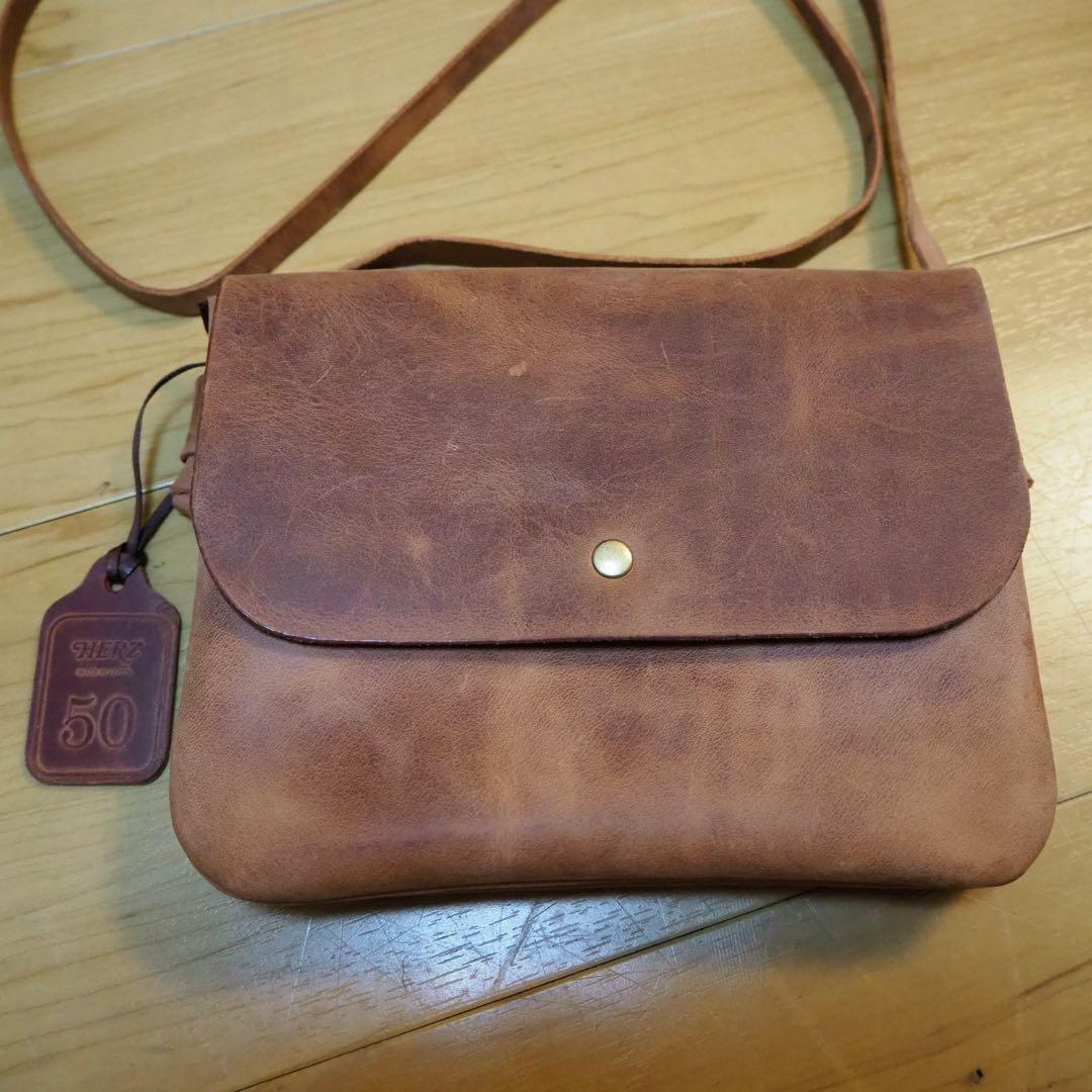 HERZ 2部屋サコッシュ(CP-9) ヘルツ　プルアップ　レザー　キャメル