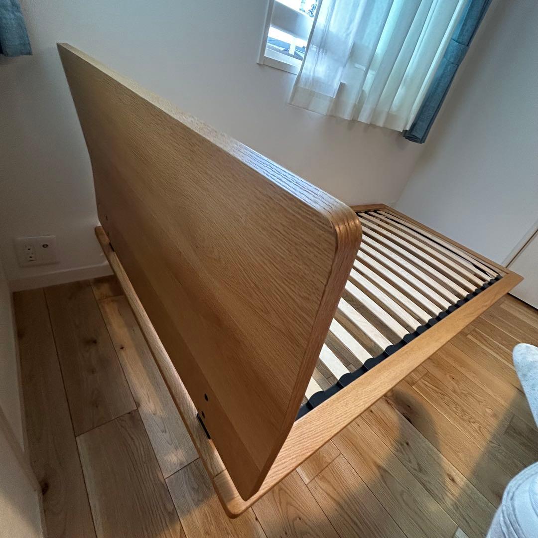 無印良品　木製ベッドフレーム シングル　オーク　脚付　ヘッドボード付　(右)