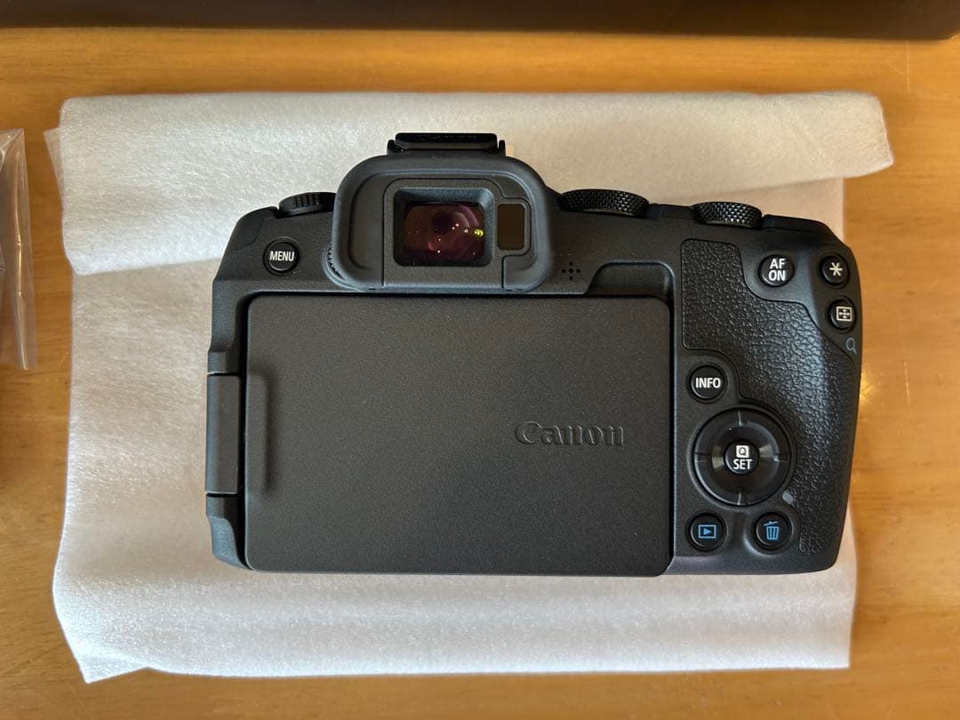 極美品（2024年11月購入）Canon EOS R8 ボディ（付属品　未使用）