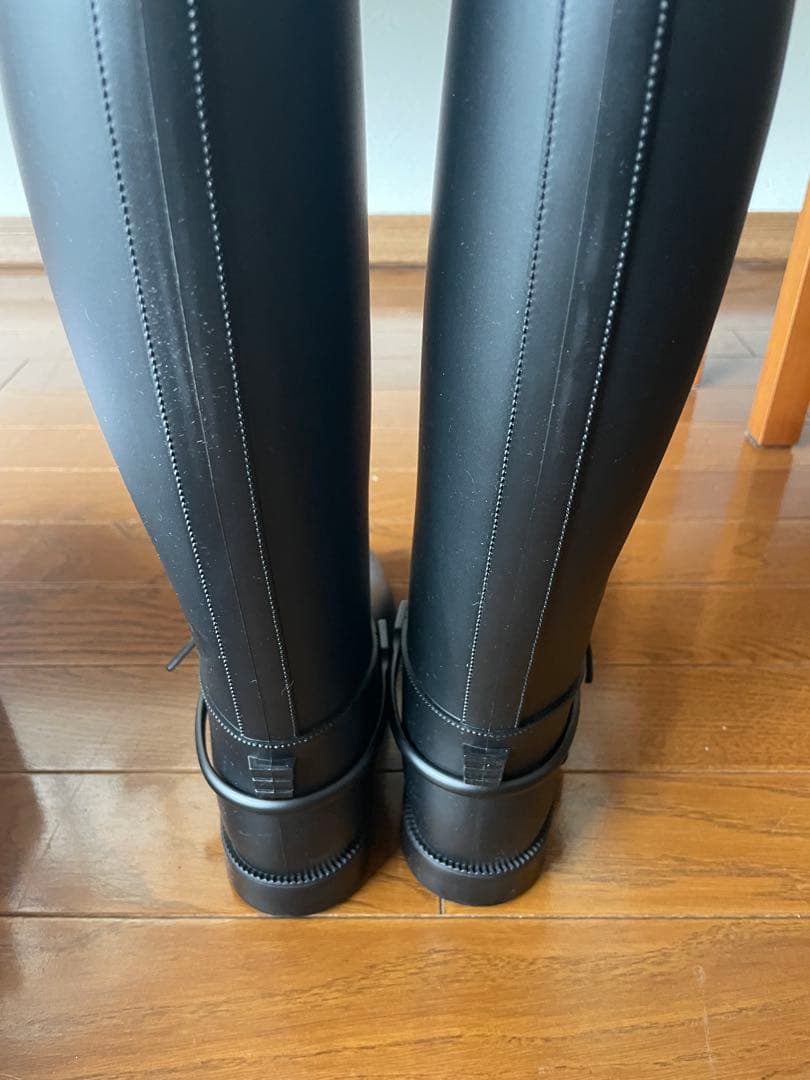 ピンクの猫 GIVENCHY ジバンシー・エンボス加工レインブーツ