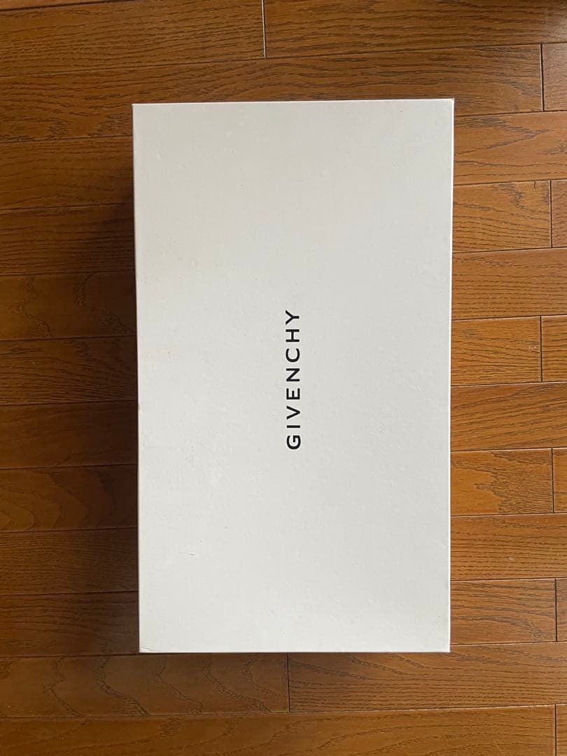 ピンクの猫 GIVENCHY ジバンシー・エンボス加工レインブーツ