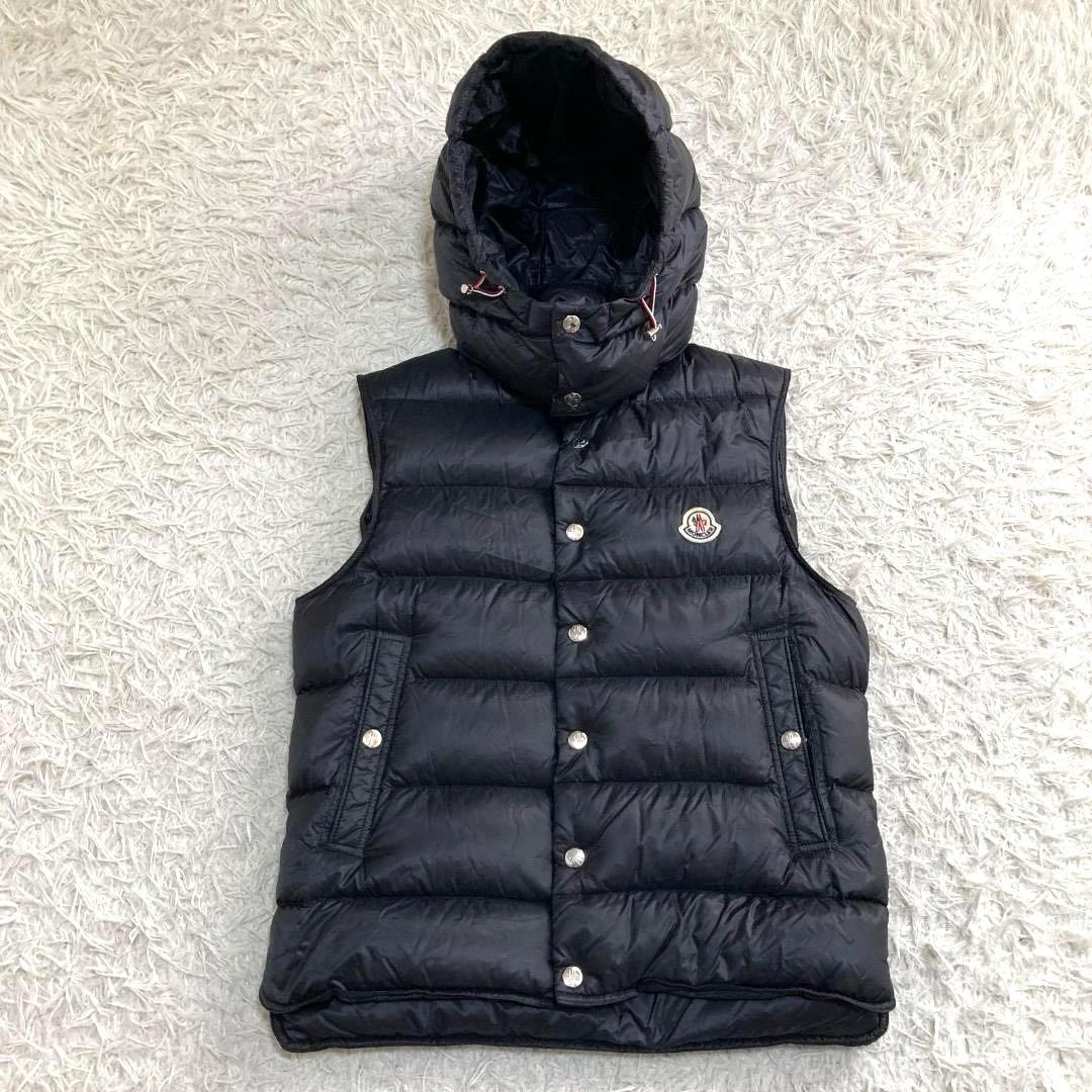 16714✨モンクレールBILLECART ダウンベスト フード ワッペンロゴ