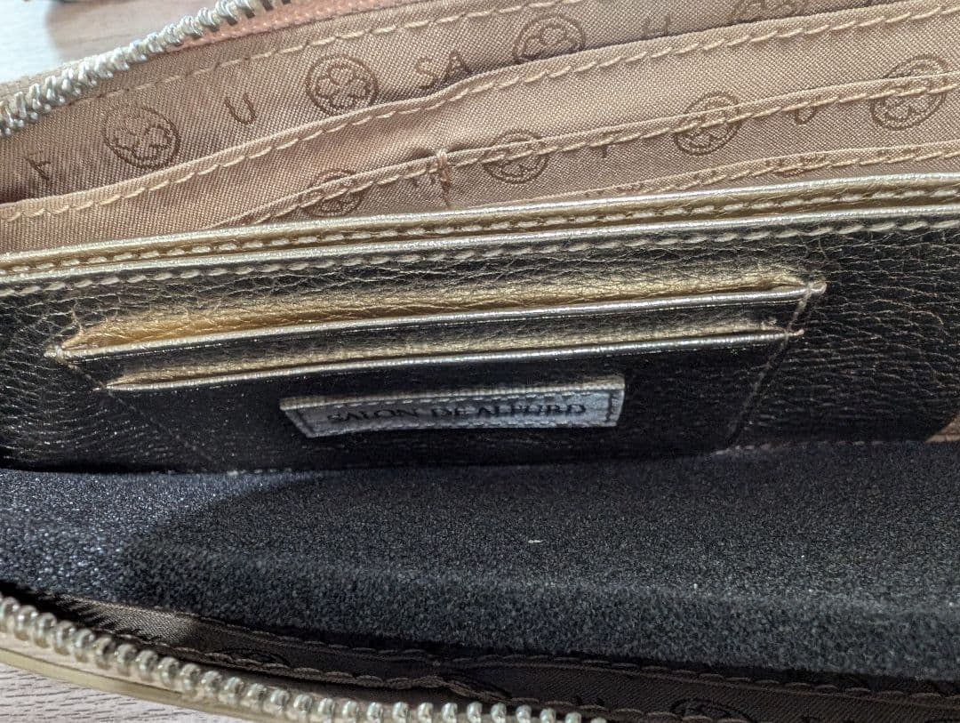 装飾付きゴールド長財布箱付き