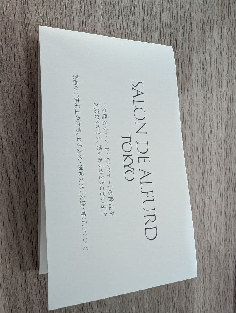 装飾付きゴールド長財布箱付き