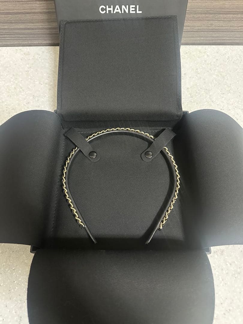 CHANEL チェーンカチューシャ/レザーヘアバンド　ブラック×ゴールド