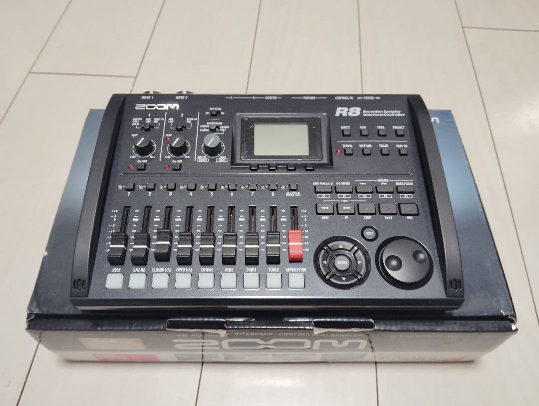 ZOOM R8 マルチトラックレコーダー【未使用に近い】【美品】