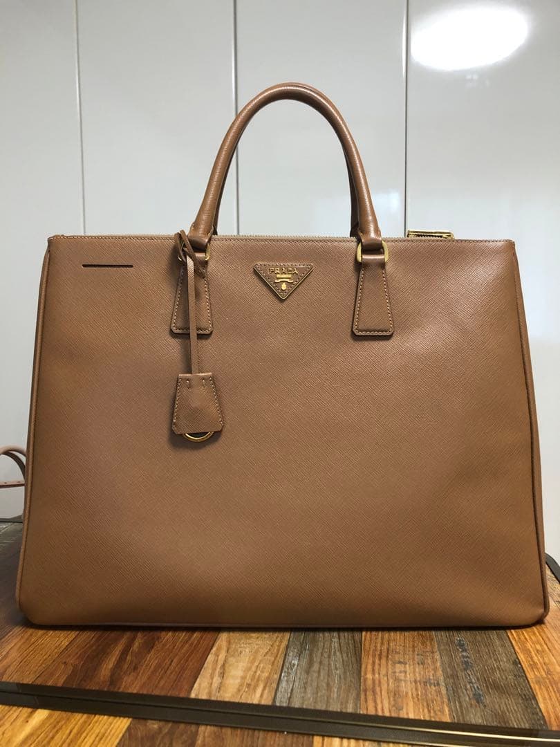 PRADA ガレリア　サフィアーノ　ビジネスバック