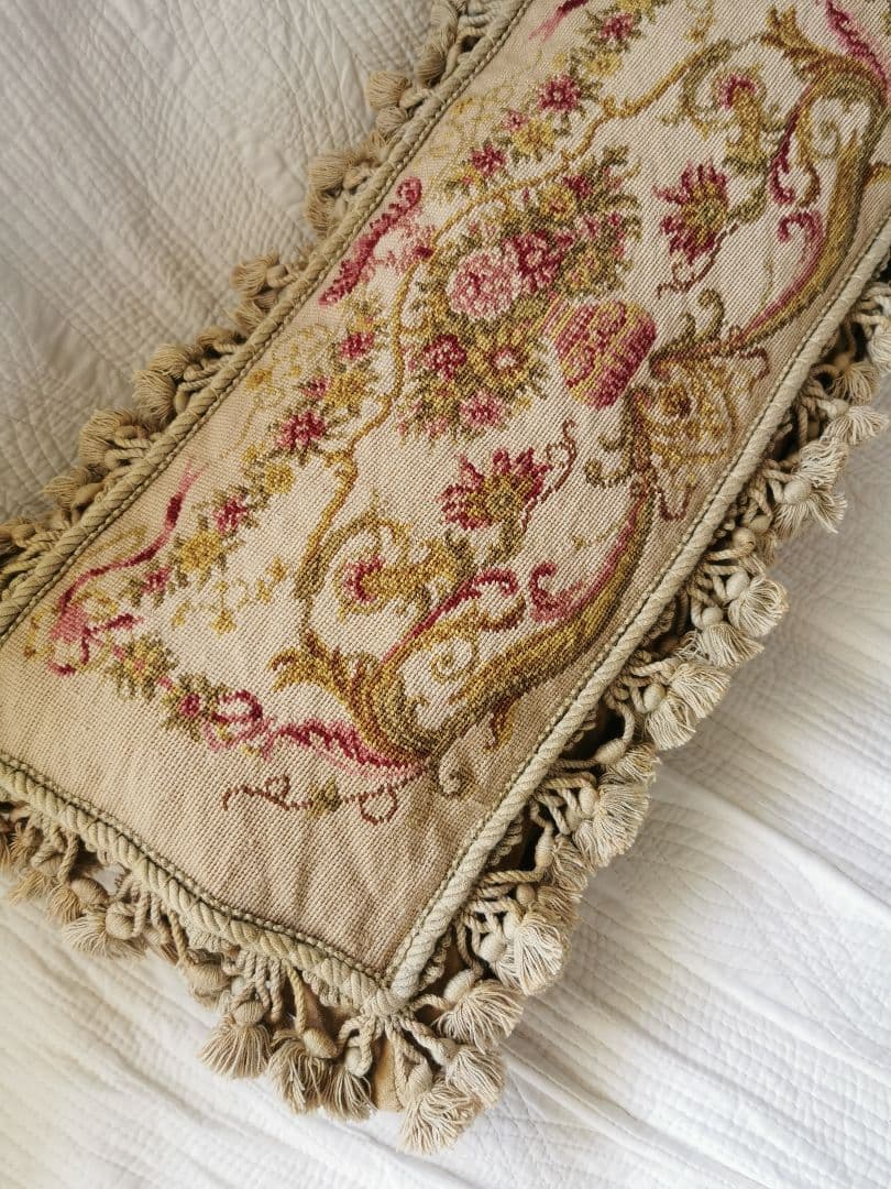 アンティーク プチポワン 薔薇のガーランドのニードルポイント クッションカバー