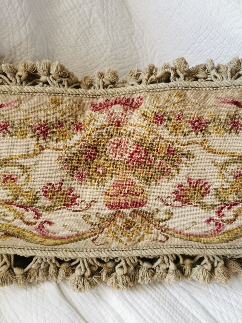 アンティーク プチポワン 薔薇のガーランドのニードルポイント クッションカバー