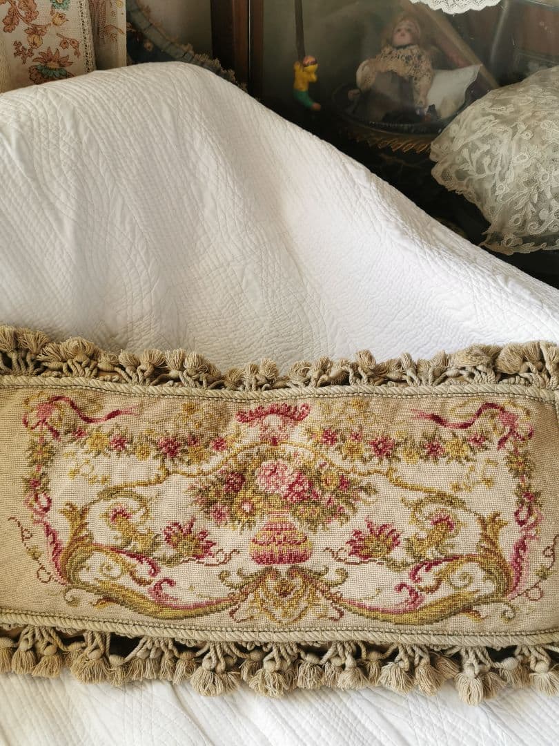 アンティーク プチポワン 薔薇のガーランドのニードルポイント クッションカバー