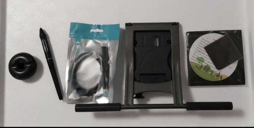 HUION デジタルペンタブレット 本体と付属品