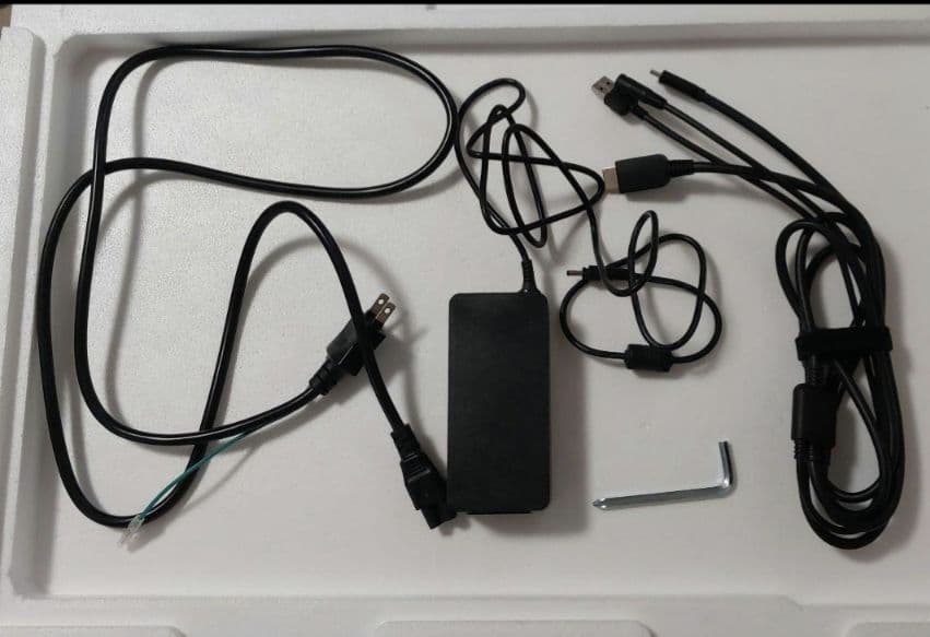 HUION デジタルペンタブレット 本体と付属品