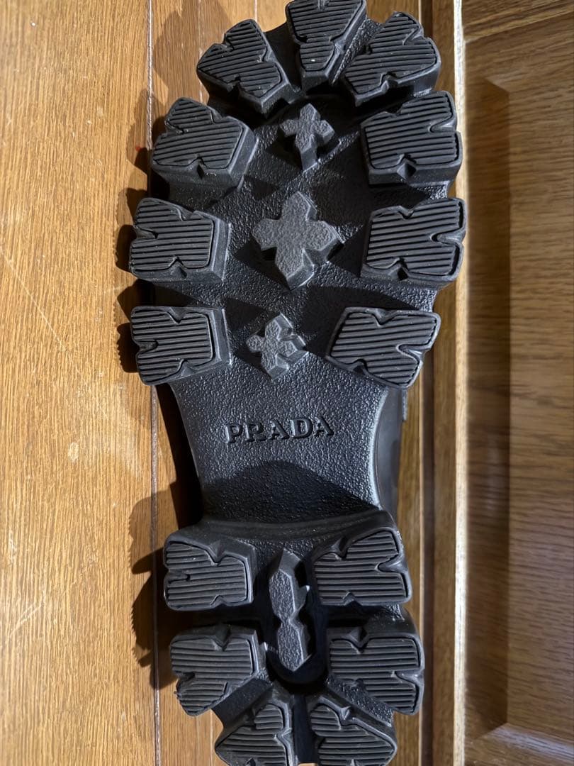 PRADA モノリス ブラックレザー ローファー
