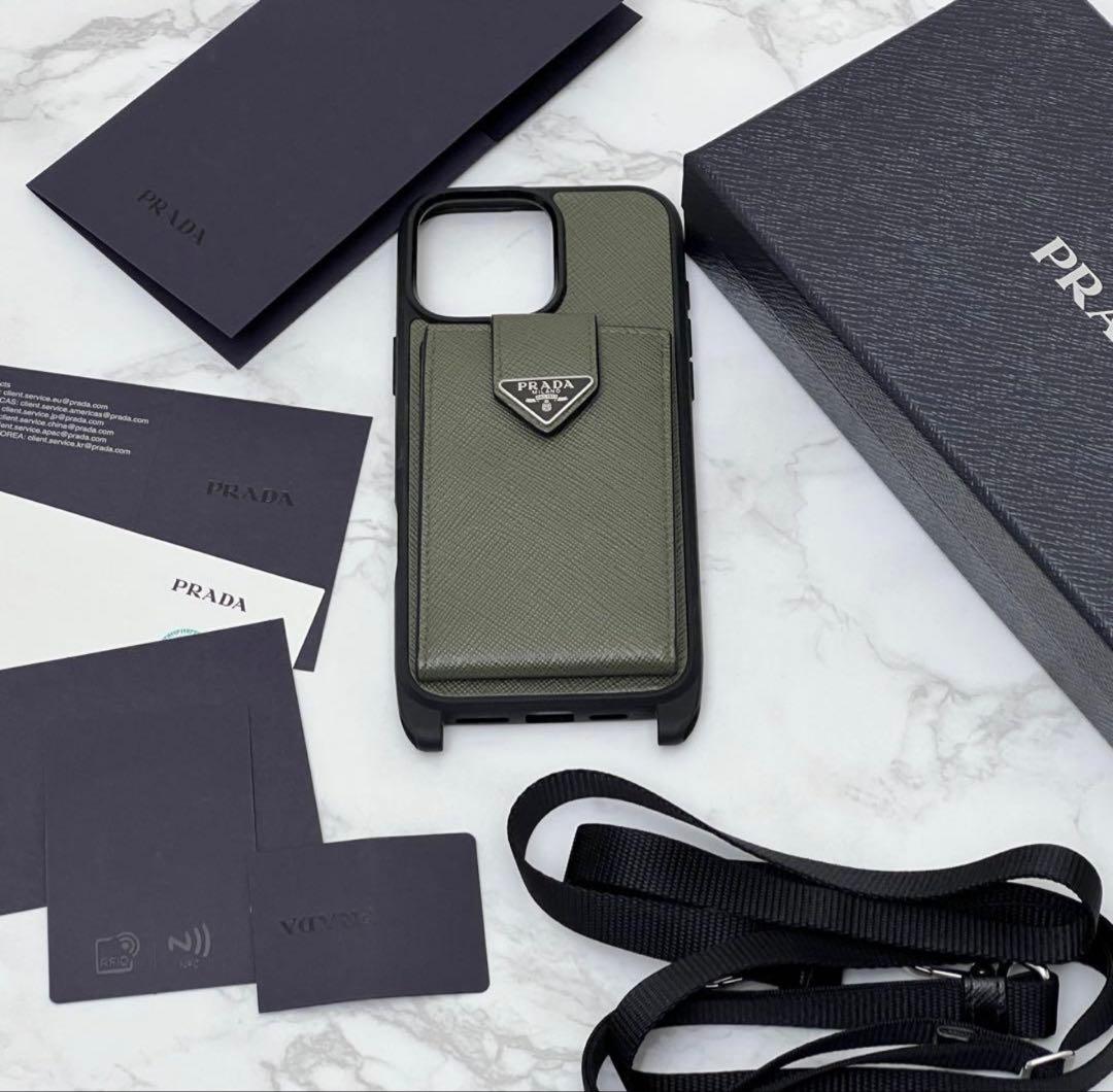 プラダ サフィアーノレザー iPhone 16 Pro Max用ケース グリーン
