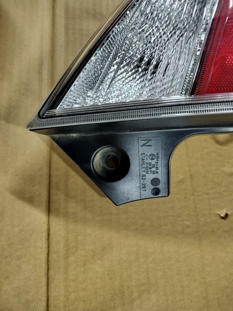 アクア DAA-NHP10 左テールランプ 中期