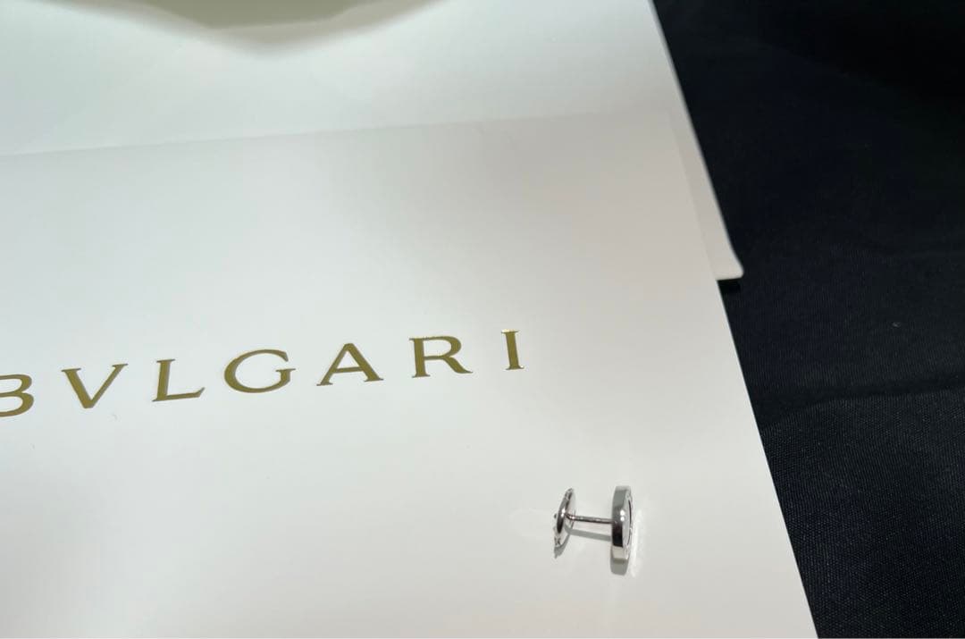 BVLGARI ブラック スタッズピアス