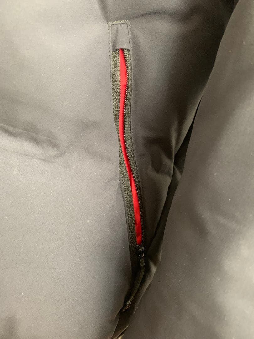 ジ*ン様 Marmot フード付きダウンジャケット 黒×赤