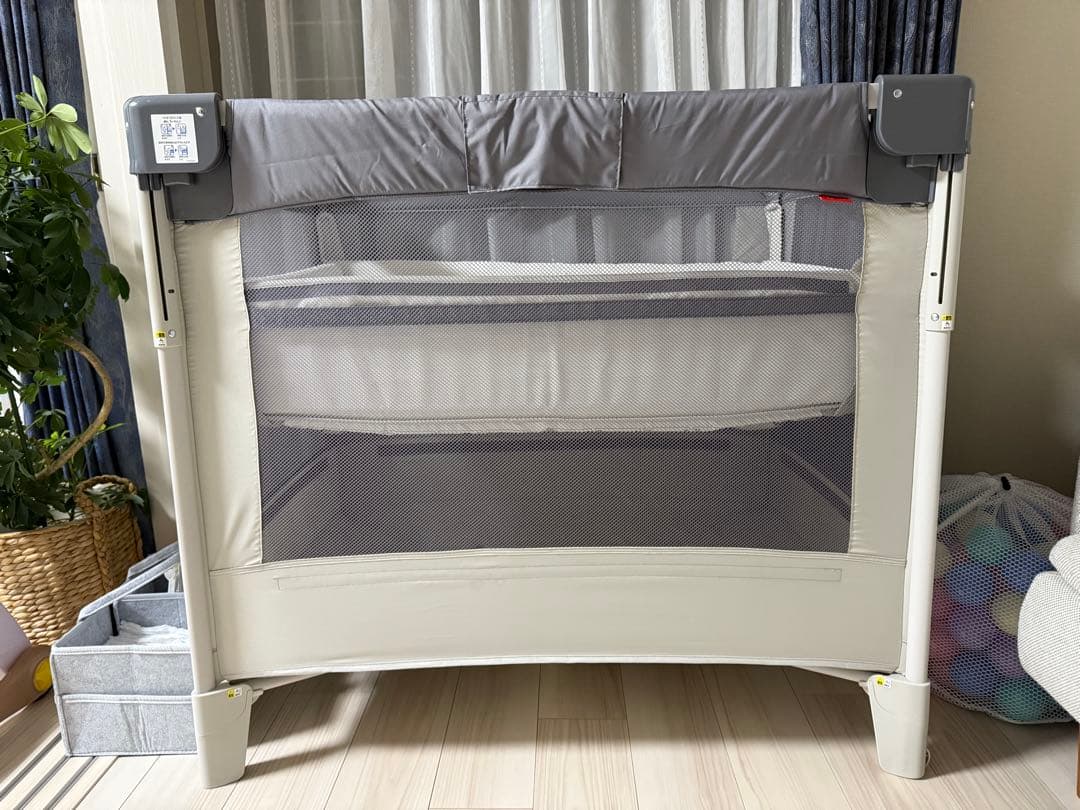 グレーのメッシュベビーベッド