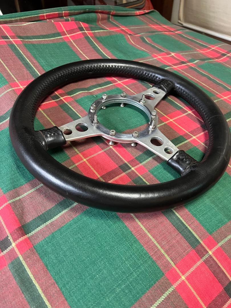 モトリタステアリング35センチ革の状態も良く良いステアリングです。