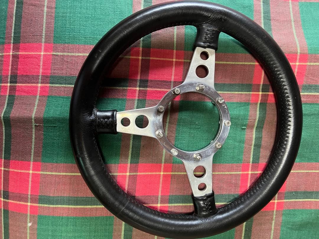 モトリタステアリング35センチ革の状態も良く良いステアリングです。