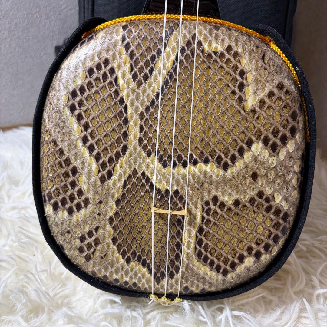 【極美品】沖縄三線 蛇皮 本革 民謡楽器 民謡 和楽器 三線 付属品多数